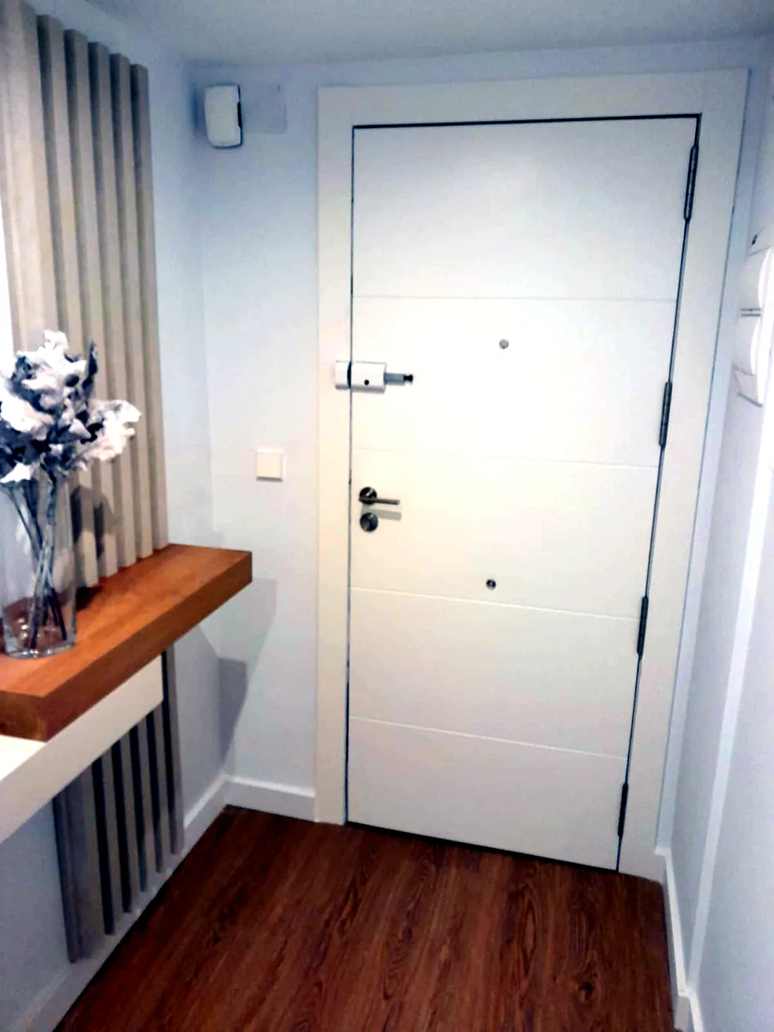 Puerta blindada blanca de entrada instalada en una vivienda de Murcia