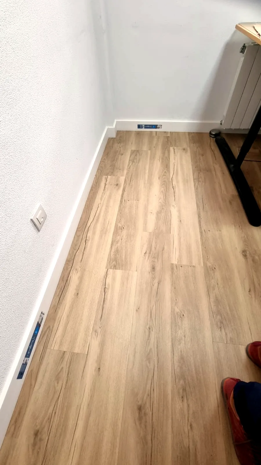 Detalle del rodapié durante la instalación de suelo laminado en Murcia