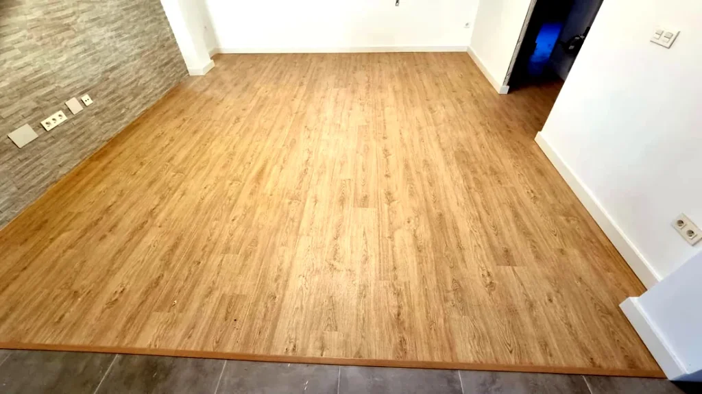 Salón con suelo laminado color roble instalado por Vetamur en Murcia