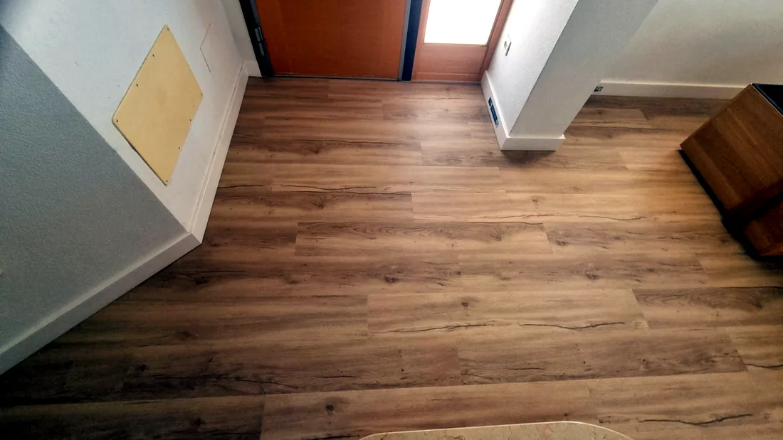 Vestíbulo de entrada con suelo laminado instalado en una vivienda de Murcia